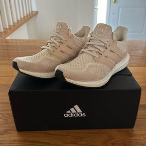 adidas ULTRABOOST 5.0 DNA  SIZE 6 .5                Halo Ivory/Core White
